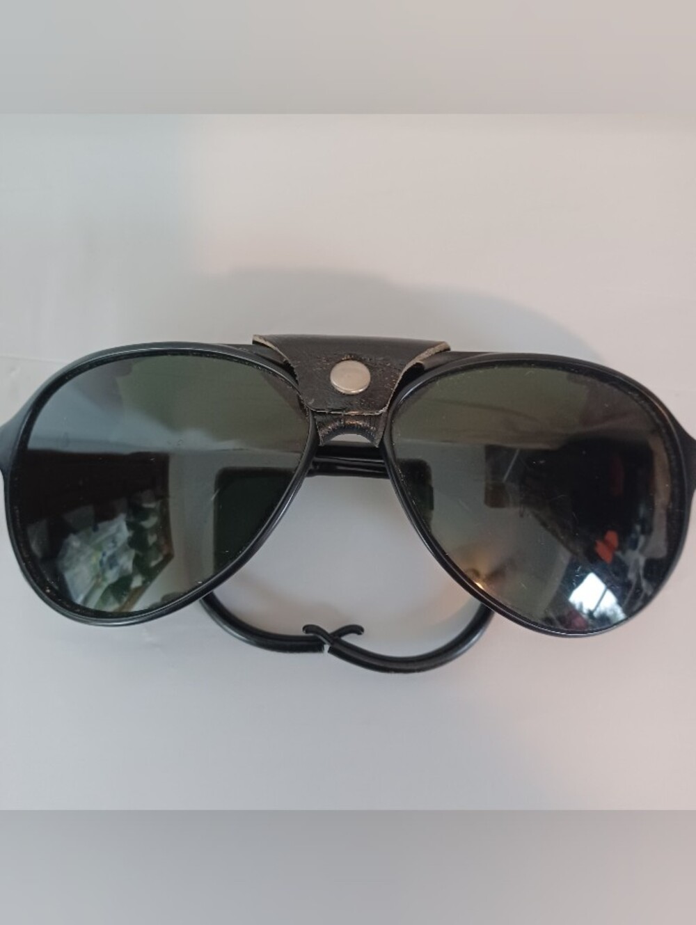 Vintage 80 Glacier Black Aviator Sunglasses Leather Bridge & Leather Side Shieds